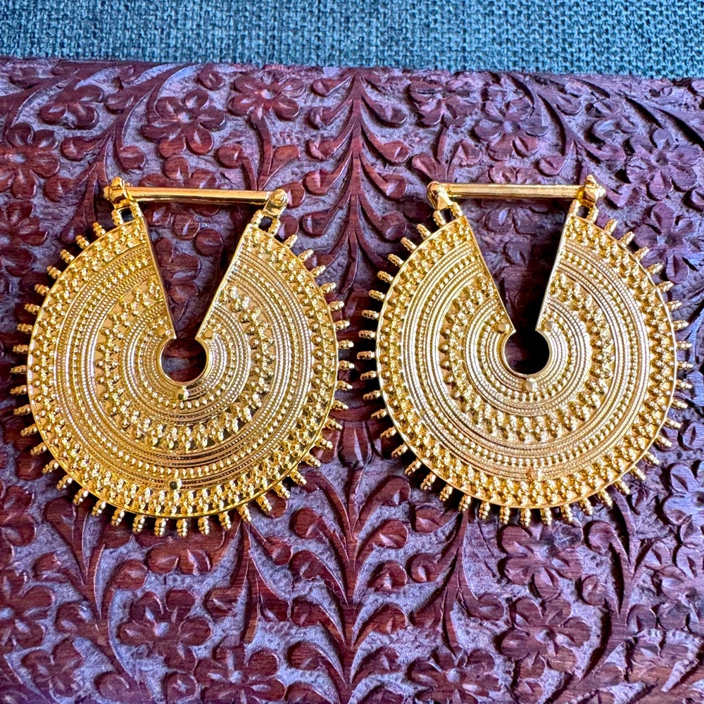 Maya jewelry the queens small in yellow gold